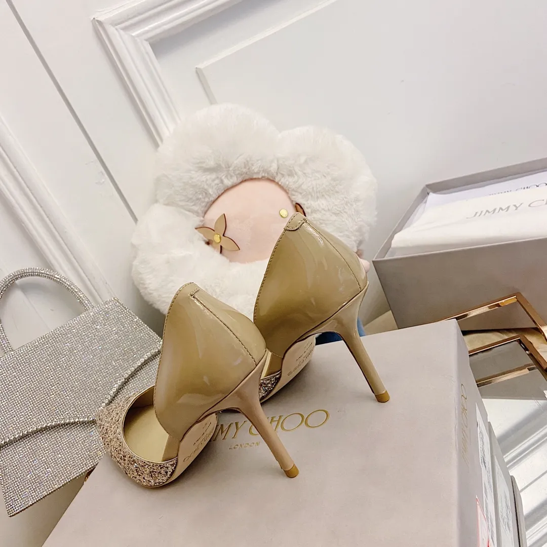 👟👟Ex-factory price 520👟👟 JIMMY CHOO A pair of high heels that can conquer all men👠Easy to wear and versatile, a must-have item for the annual meeting🥂Bilng Bilng is so beautiful that no one can take your breath away Material: Special Crete spliced cow patent leather ➰🍸Sheepskin lining Italian leather outsole Available in three colors: black, nude, silver Size: 34-42 With a height of 8cm, it is packaged simultaneously at the counter!